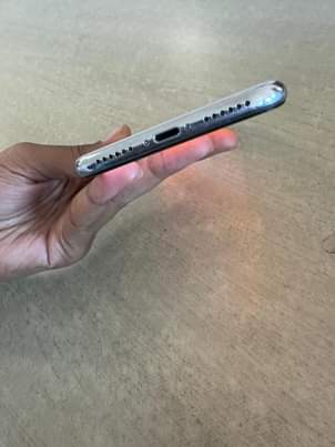 A picture of iPhone x Brand 0687098582