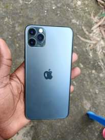 A picture of Iphone 11 pro max 256gb LITTLE CRACKED TZS 645 000