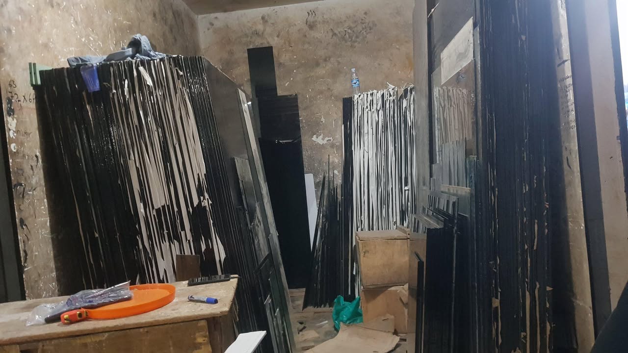 A picture of Glass dealers