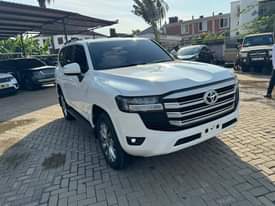A picture of Landcruser for sale price 340 call 0715100028