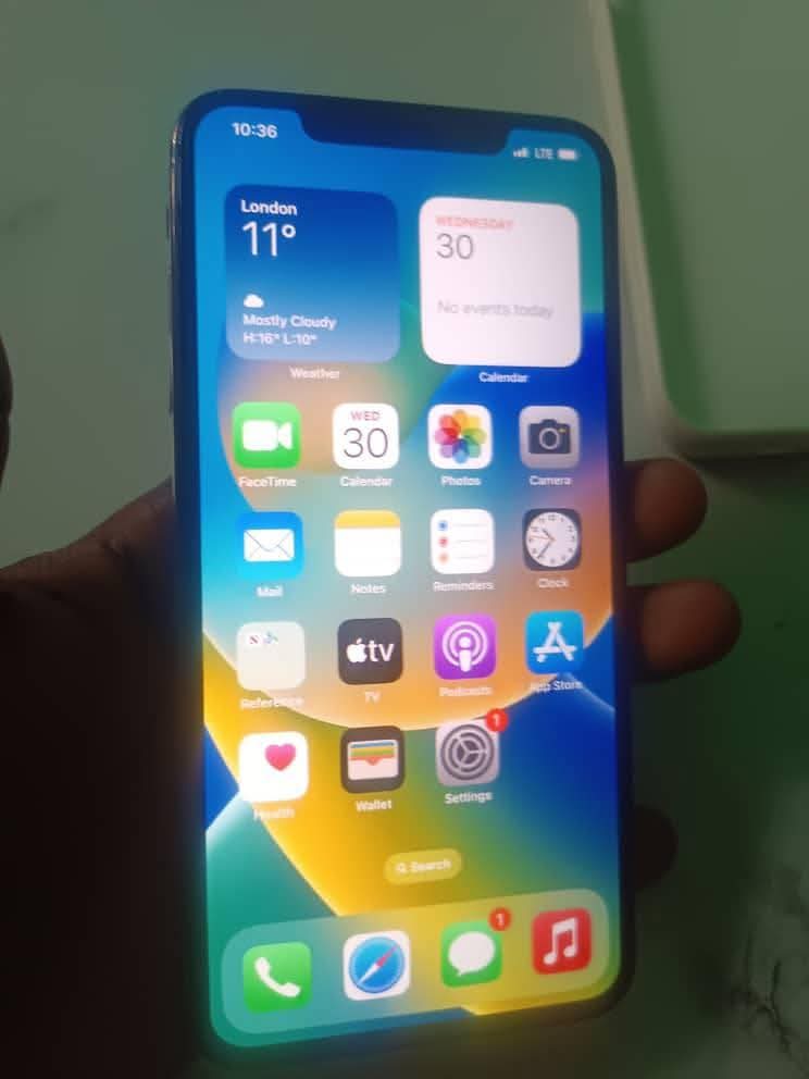 A picture of iPhone XS mass