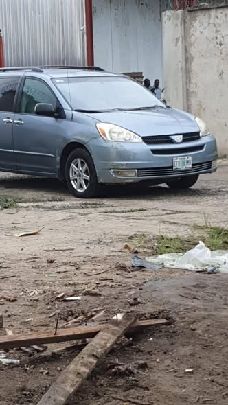 A picture of 2004 Toyota Sienna le