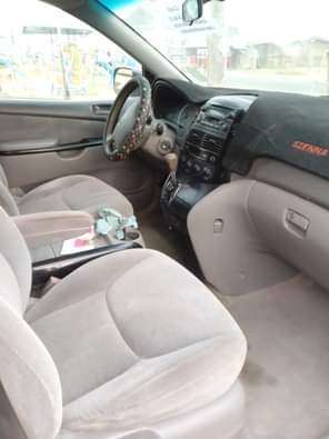 A picture of Toyota sienna 2006 3M First body Gearbox perfect Engine sound