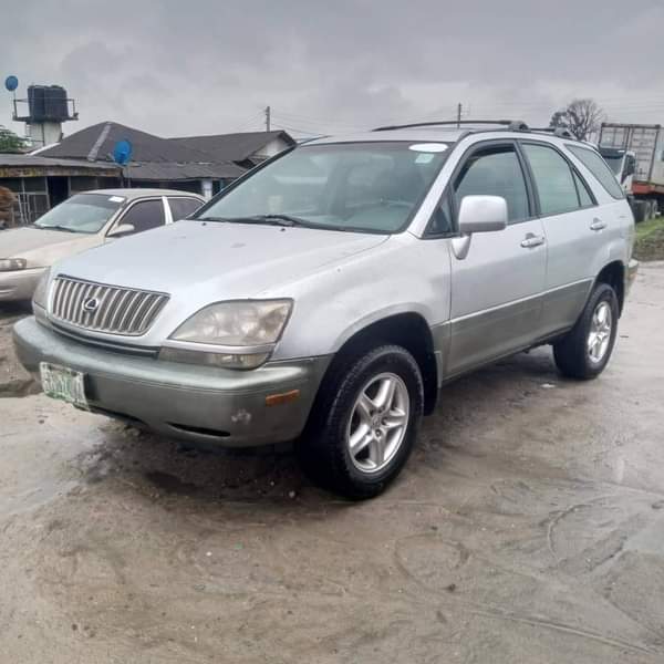 A picture of Lexus RX 300 Price of 2 550m Buyer settle 100k