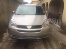 A picture of Toyota Sienna xle 2005