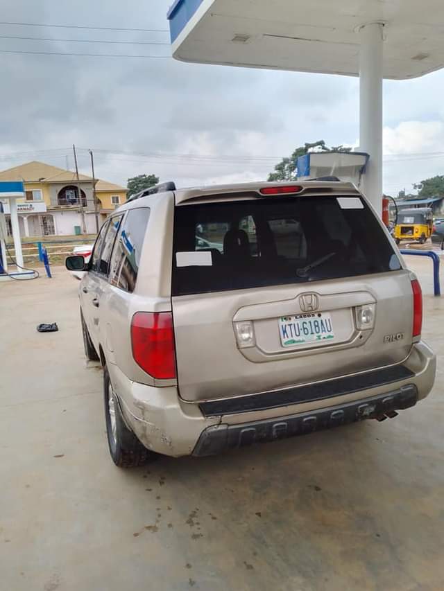 A picture of Honda pilot 2004
