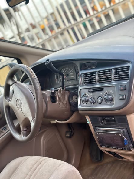 A picture of First body pan registered 2000 model Toyota sienna Untouched Engine