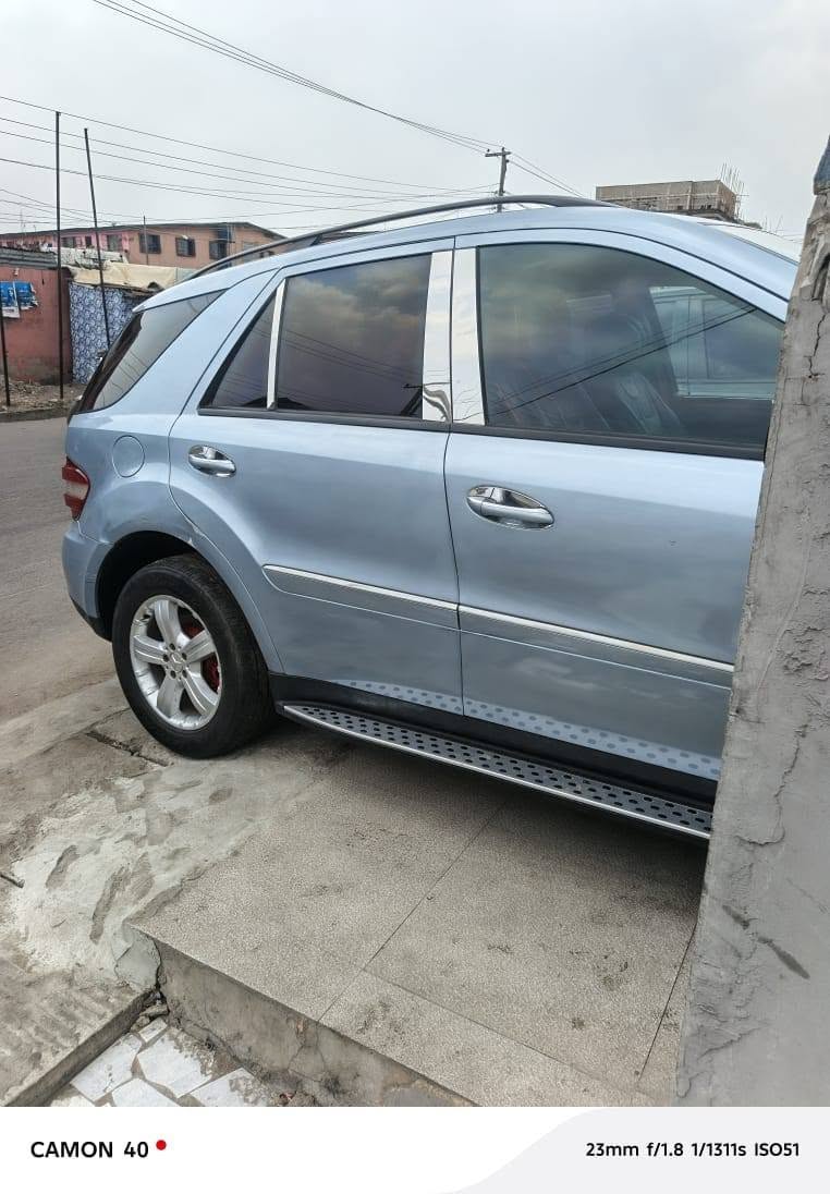 A picture of ML350 4matic 2007 model painted everything is working perfectly good