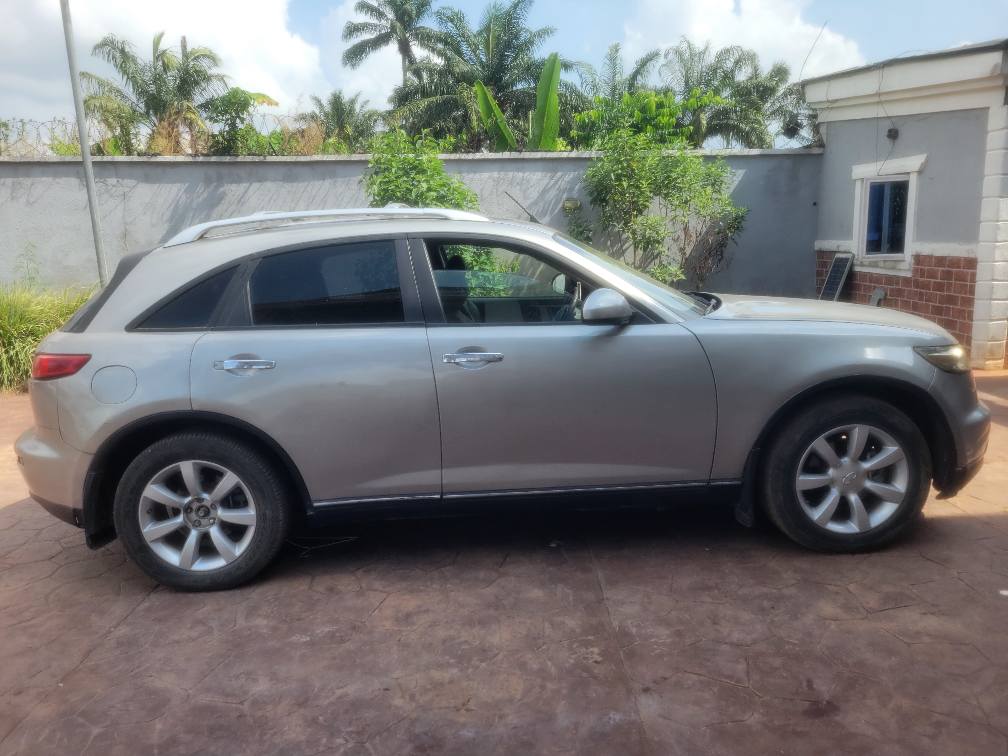 A picture of INFINITI FX35 BUT AND CRUISE