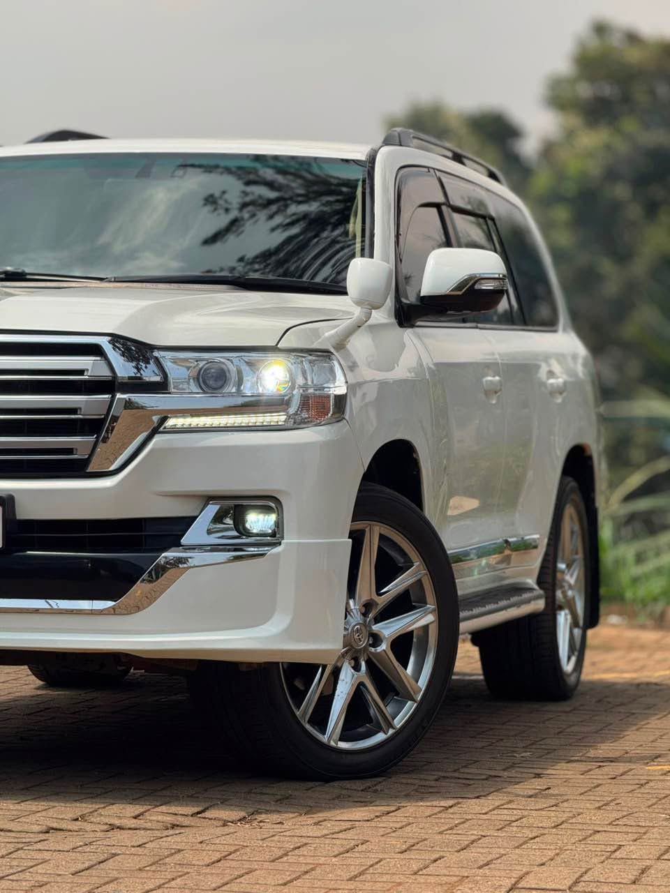 A picture of Toyota landcruiser V8 petrol 2019 model 0757913971