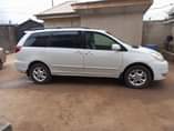 A picture of Toyota sienna 06 xle full option