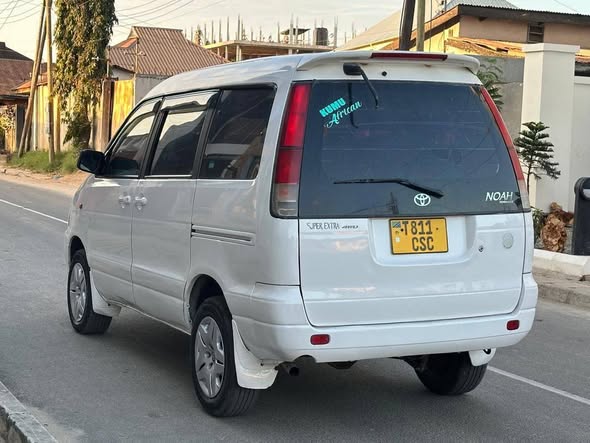 A picture of TOYOTA NOAH SR 50 CC1990 4 WHEEL DRIVE FULL AC