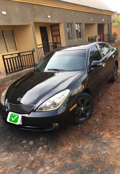 A picture of Lexus ES330 with touch screen and panoramic roof