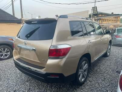 A picture of Foreign used Toyota Highlander 2011 model limited edition thumb start
