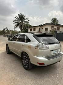 A picture of Lexus RX 330