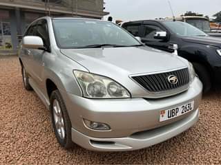 A picture of Motor Vechicle Toyota Harrier