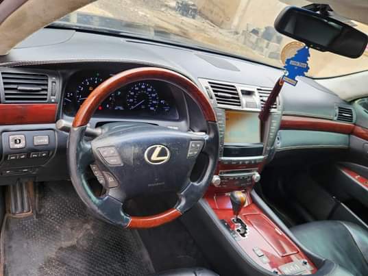 A picture of LEXUS LS460