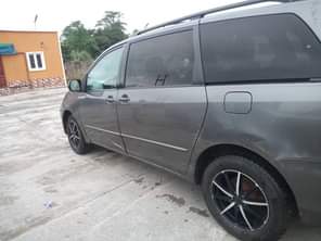 A picture of Takas Motors 07060931241 Pure first body Sienna 2006 model Belgium