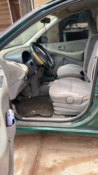 A picture of Nissan Almera Tino 04 model