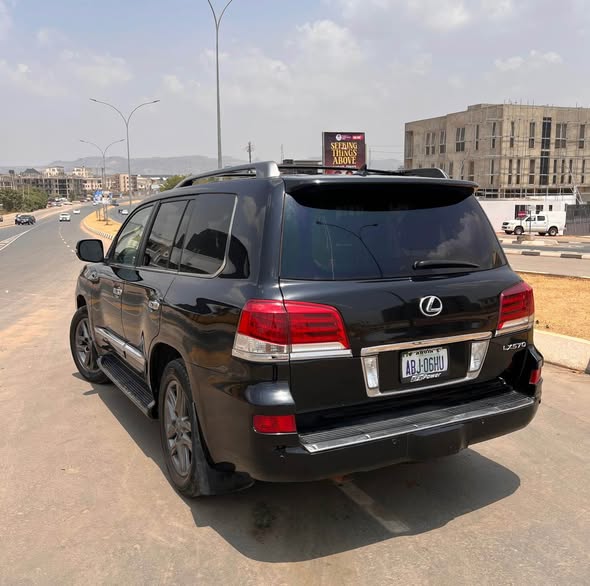 A picture of LEXUS LX570 2015 1st body