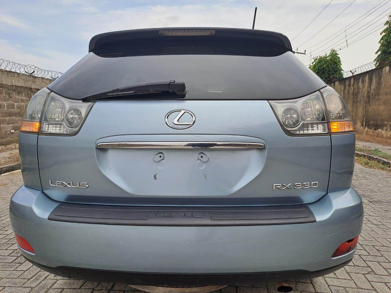 A picture of 2005 RX330