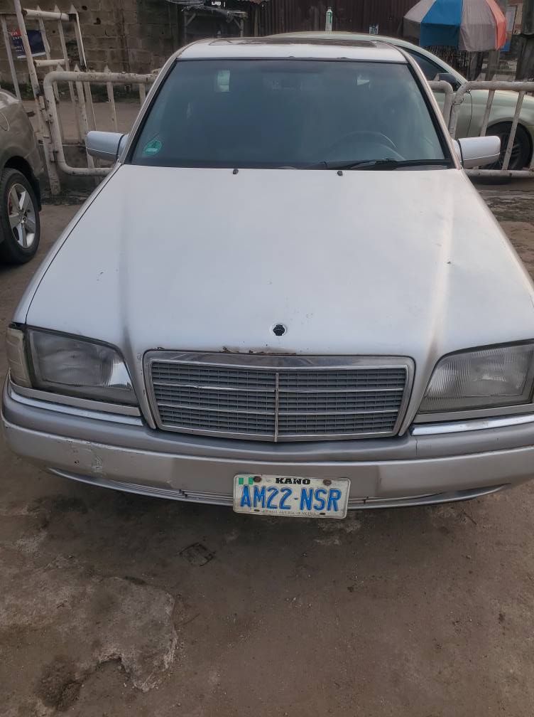 A picture of C class mercedes benz 2000 model
