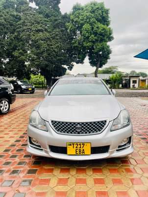 A picture of TOYOTA CROWN