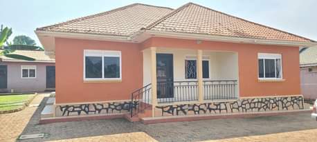 A picture of Najjera home on sale 290million 27decimals titled. Has banana plantation.
