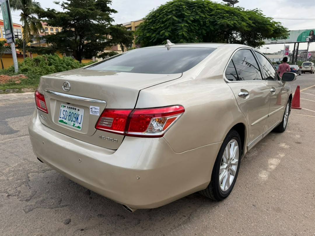 A picture of Lexus ES 350 Nigeria used first body everything is working