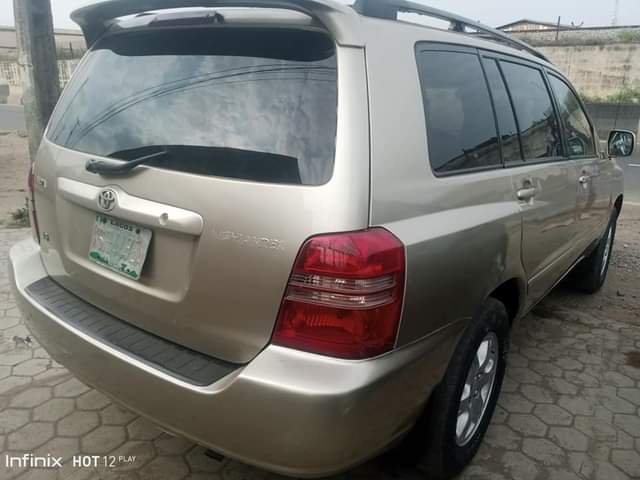 A picture of TOYOTA HIGHLANDER 03