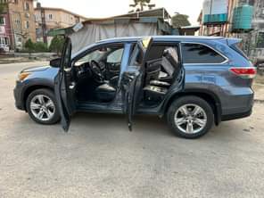 A picture of 2014 Toyota Highlander clean sound registered unused first body paint