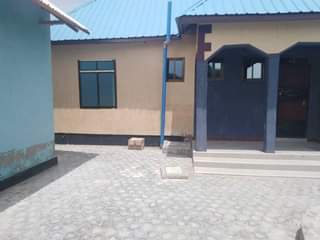 A picture of Nauza nyumba ipo shinyanga mageuz call WhatsApp 0686108116