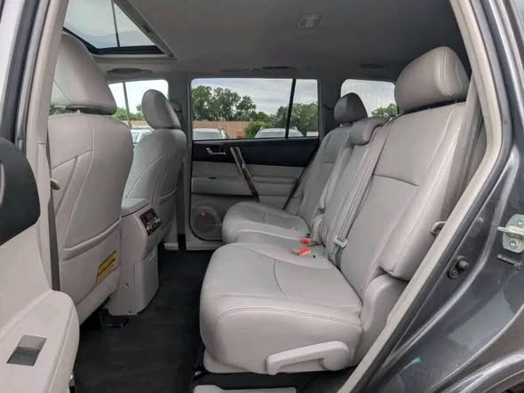 A picture of Toyota Highlander 2013