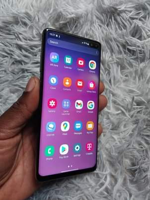 A picture of Samsung s10 plus