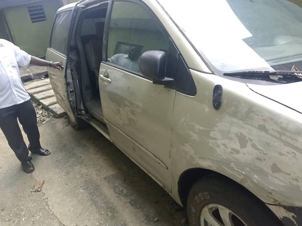 A picture of three different type Toyota Sienna 2006 model everything is working
