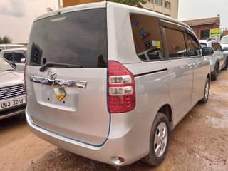 A picture of TOYOTA NOAH