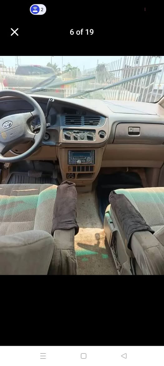 A picture of Toyota Sienna 2002 model