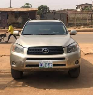 A picture of Clean Nigerian Used Gold Toyota Rav4 2008
