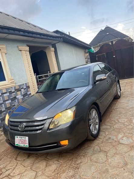 A picture of Toyota Avalon Limited 2006 Neatly used