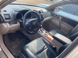 A picture of CLEAN REGISTERED TOYOTA HIGHLANDER 2013 MODEL 8 8M NET PRICE