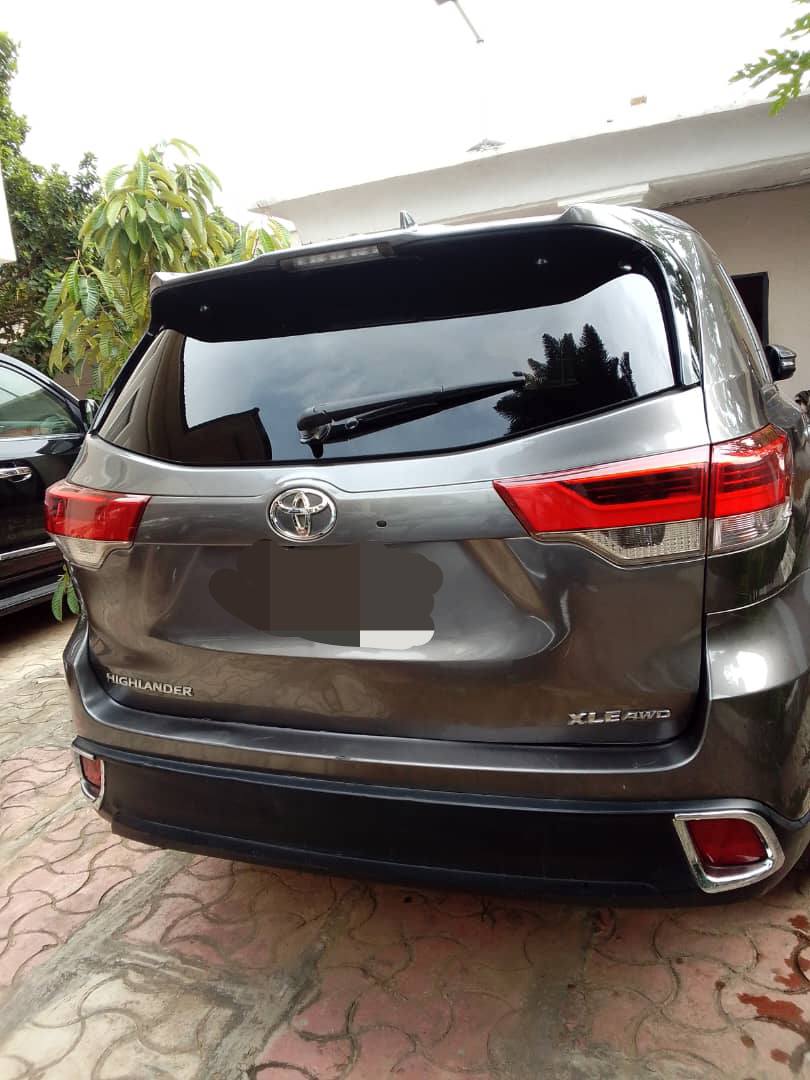 A picture of toyota highlander 2017 firstbody 08103497110 XLE