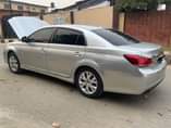 A picture of 2011 toyota avalon with navigation scream and revers cam