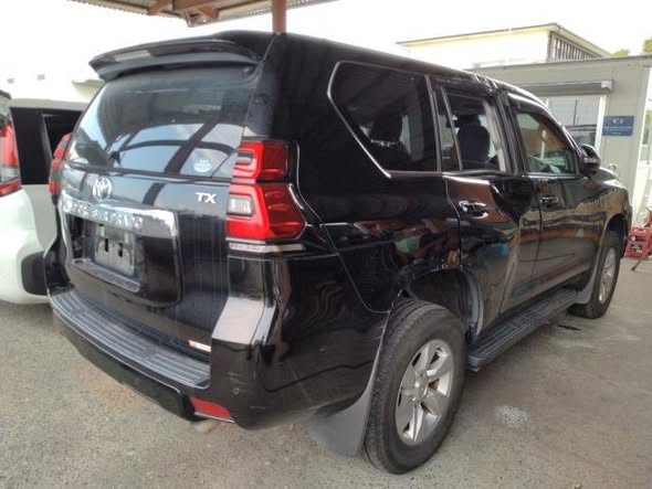 A picture of DAMAGED TOYOTA LANDCRUISER PRADO PETROL READY TO BE IMPORTED UGX30M