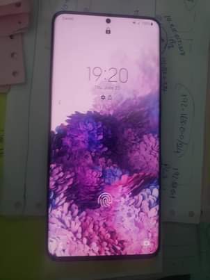 A picture of Haya Simu kali hiyo hapo s20 Naitupa hiyo