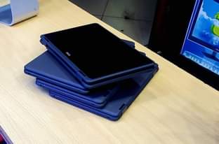 A picture of Dell 3190 with 4gb and 128gb Ssd. Touch screen and
