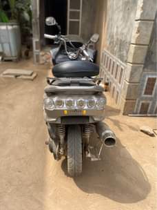 A picture of Yamaha majesty.