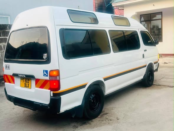 A picture of TOYOTA HIACE 0714058883