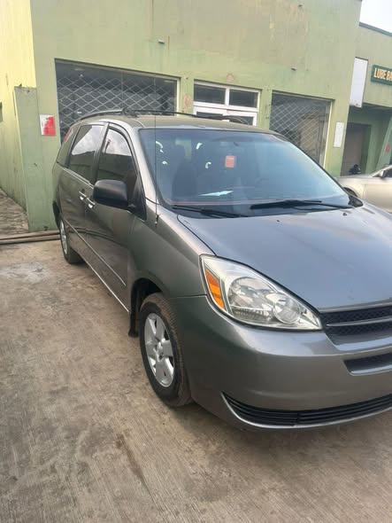 A picture of 2006 Toyota sienna