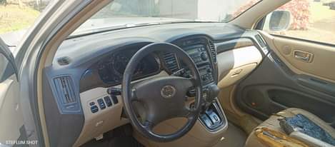 A picture of TOYOTA HIGHLANDER 2003 MODEL