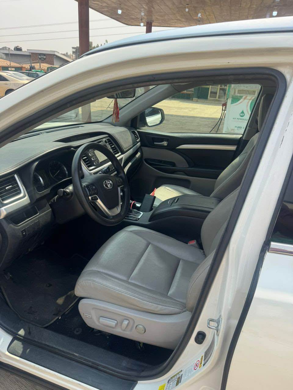 A picture of DISTRESS TOKS 2016 FORIEGN USED TOYOTA HIGHLANDER LE PRICE N26